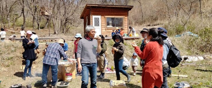 野草を採って食べるイベントの様子　～カリカリピザ～